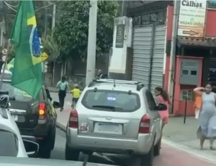 Motorista que estava com adesivo de Lula atropela duas crianças em ato de Flávio Bolsonaro