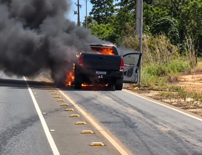 Mecânico sai para testar caminhonete, veículo pega fogo e acaba destruído em Ji-Paraná