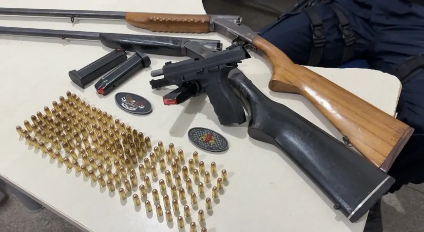 Polícia Militar apreende pistola, espingardas e munições escondidas em beco em Ji-Paraná