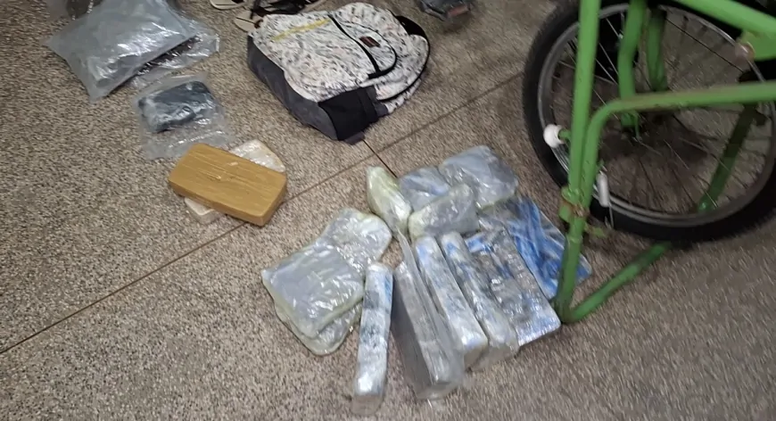 Suspeito abandona bicicleta e bolsas com cerca de 12 quilos de drogas durante fuga da PM em Ji-Paraná