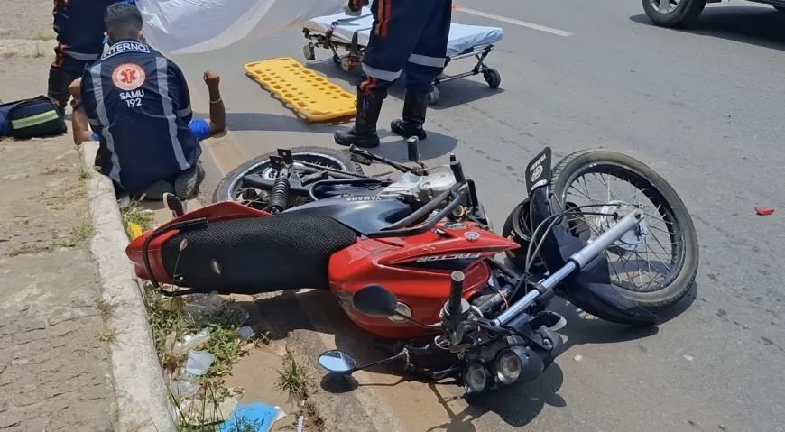 colisão entre moto e carro termina com motociclista socorrido pelo SAMU