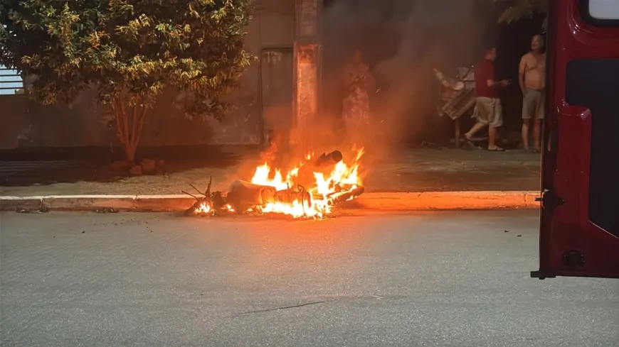 colisão entre carro e motocicleta deixa três feridos e moto é destruída pelo fogo em ji-paraná