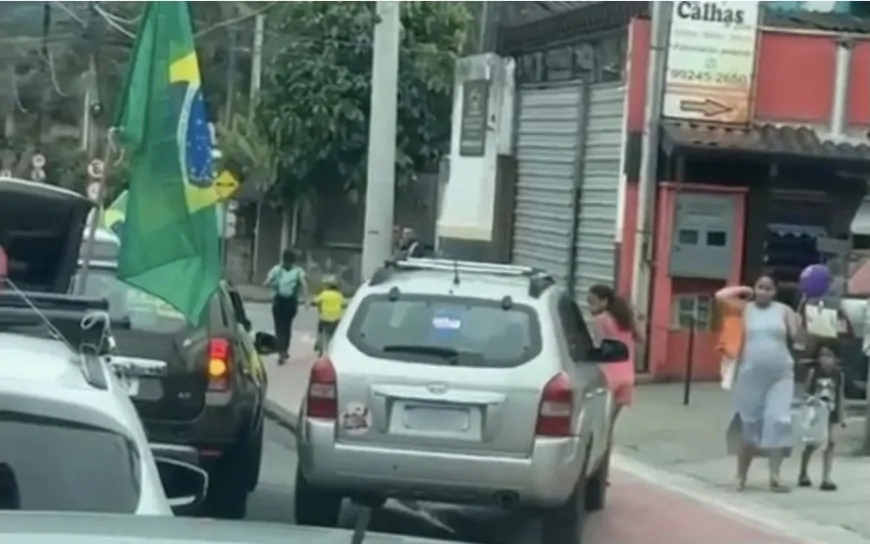 Motorista que estava com adesivo de Lula atropela duas crianças em ato de Flávio Bolsonaro