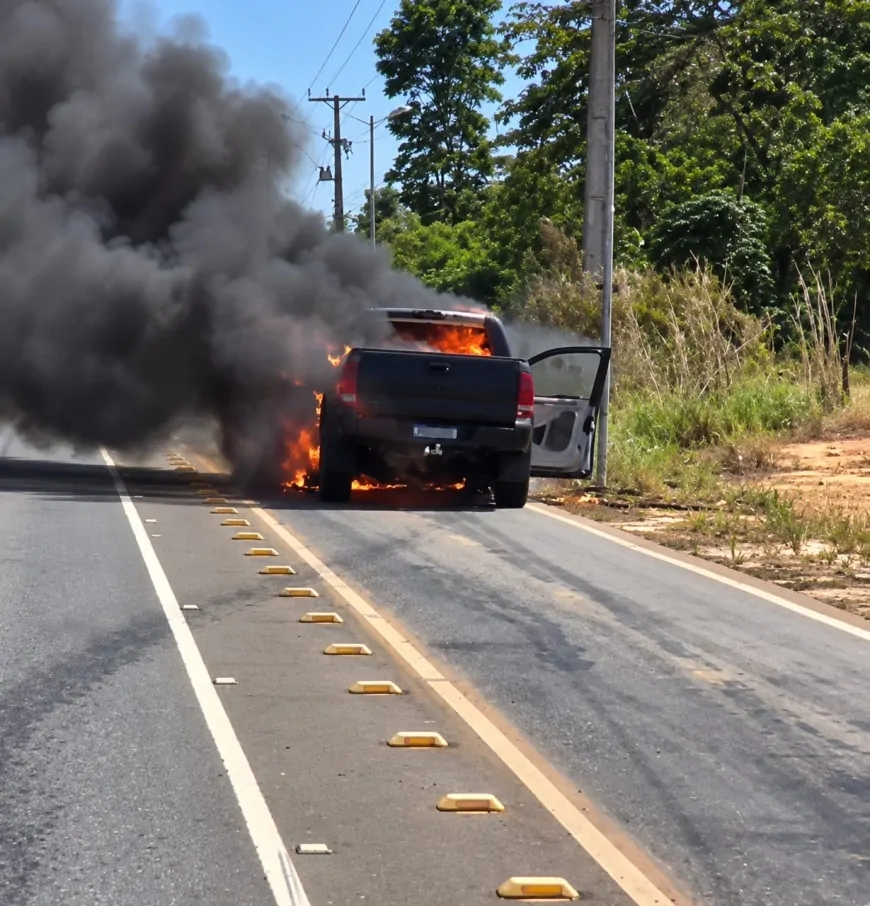 Mecânico sai para testar caminhonete, veículo pega fogo e acaba destruído em Ji-Paraná