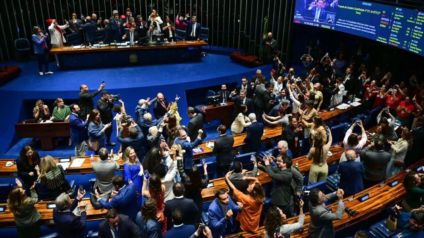 Senado aprova PEC que acaba com escala 6x1 e reduz jornada semanal