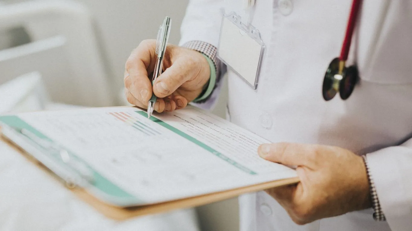 Atestado médico com rasura ou informação incompleta: como o RH deve proceder?