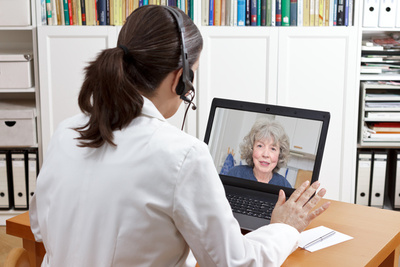 Telemedicina-teleaudiologia Mulher em consulta pelo computador
