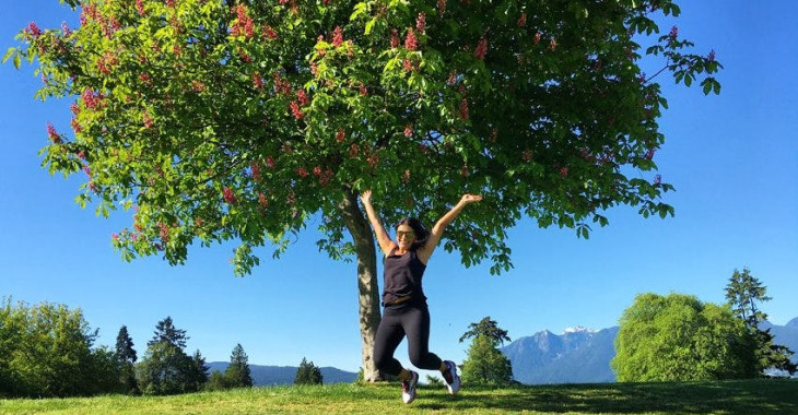 thaís feliz em seu intercâmbio no canadá