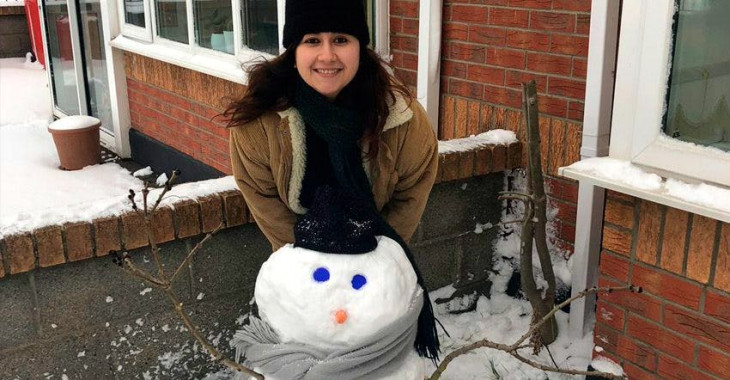 juliana com um boneco de neve em dublin