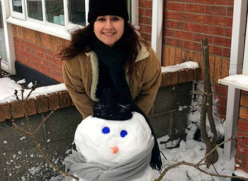 juliana com um boneco de neve em dublin