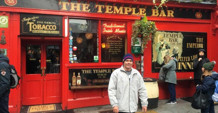 gustavo em frente ao temple bar, em dublin