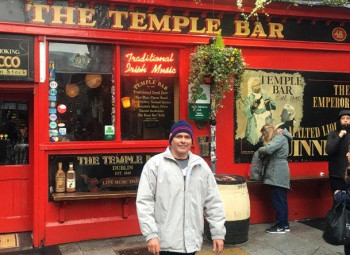 gustavo em frente ao temple bar, em dublin