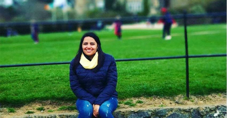 Daniela em um ponto turístico de dublin