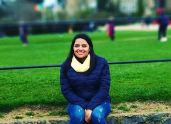 Daniela em um ponto turístico de dublin