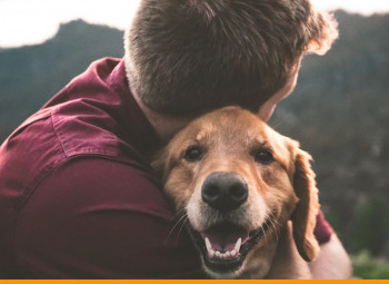 homem abraçando um cachorro
