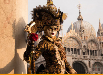 pessoa usando fantasia de carnaval em veneza