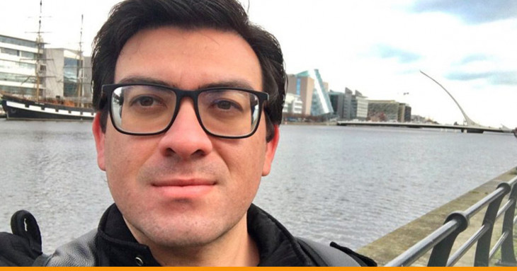 intercambista tirando foto com ponto turistico em dublin