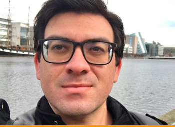 intercambista tirando foto com ponto turistico em dublin