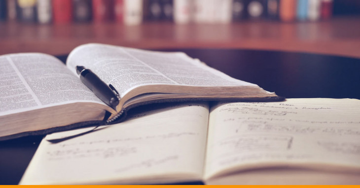 cadernos e livros para estudo