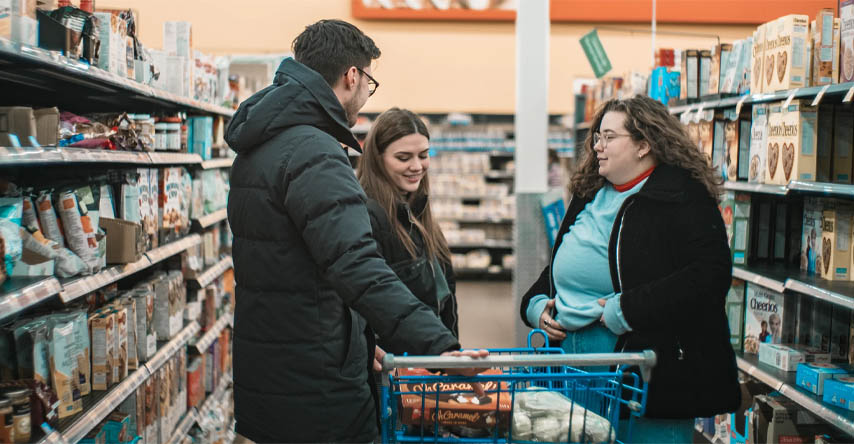 grupos de jovens fazendo compras no canada