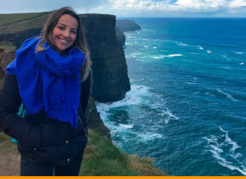 natalia em ponto turístico da irlanda