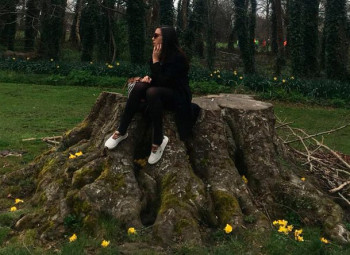 gisele sentada em um tronco de árvore