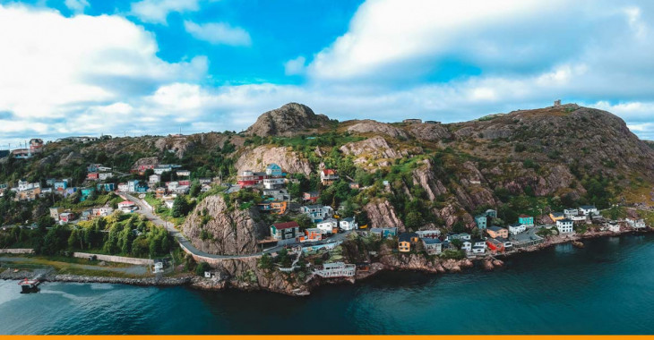 Vista panorâmica de uma cidade costeira no Canadá