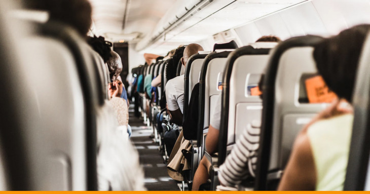 pessoas dentro de um avião