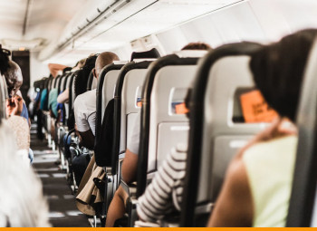 pessoas dentro de um avião