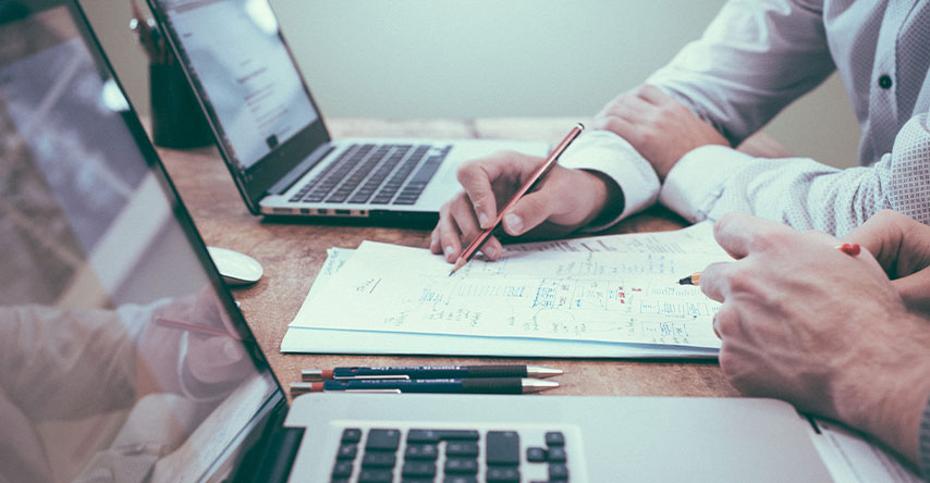 Duas pessoas estudando em frente ao comutador