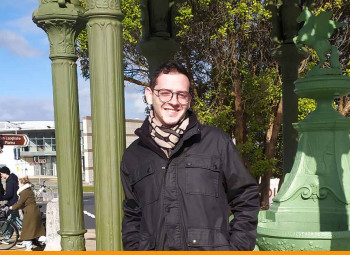 Intercambista em frente a um monumento na cidade de Dún Laoghaire