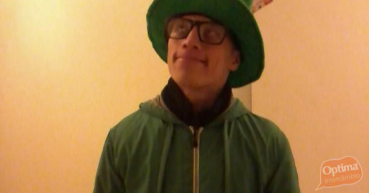 Guilherme se divertindo vestido de Leprechaun