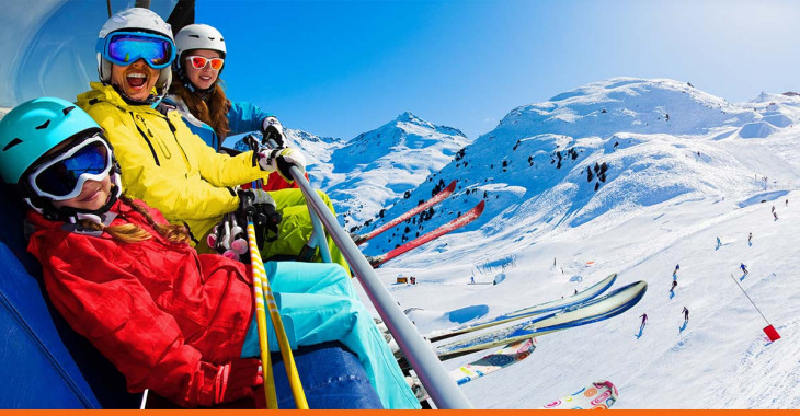 familia se divertindo em uma tirolesa na neve