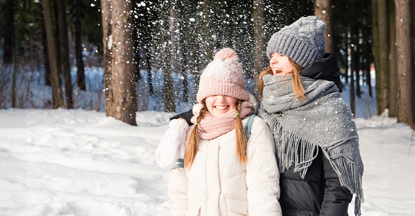 Duas meninas brincando na neve