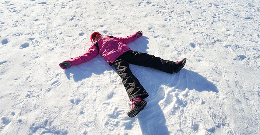 Menina brincando na neve
