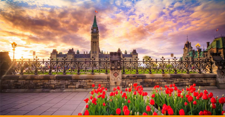 Imagem do parlamento canadense durante o pôr do sol
