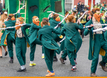 pessoas no saint patricks day em dublin vestidas de leprechaun