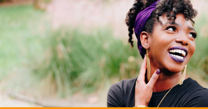 mulher feliz intercambio trabalho mais de 30