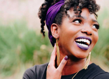 mulher feliz intercambio trabalho mais de 30