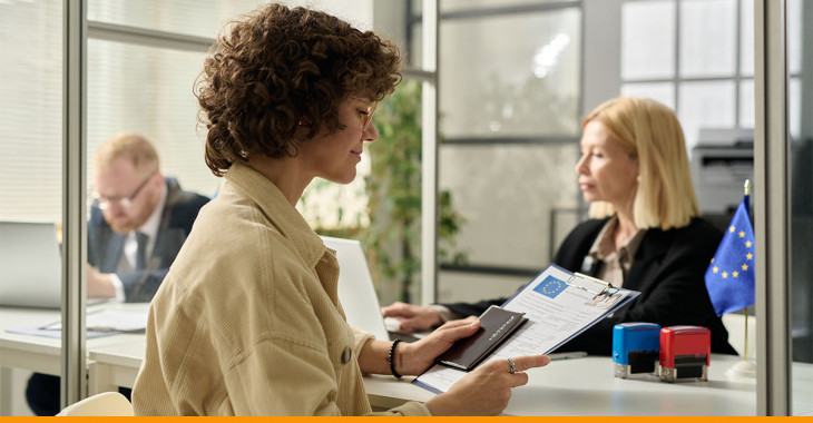 Mulher recebendo aprovação de visto da união europeia