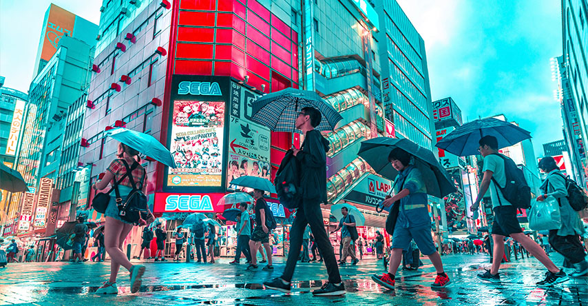 Avenida movimentada no Japão