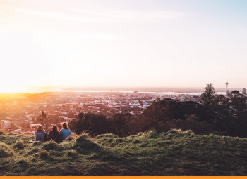 Mulheres vendo o pôr do sol de um lugar alto em Auckland
