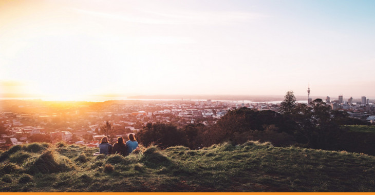 Mulheres vendo o pôr do sol de um lugar alto em Auckland