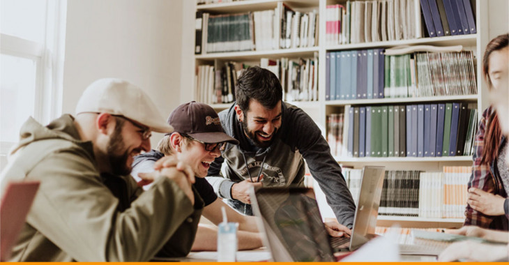 alunos estudando no primeiro dia de aula intercambio