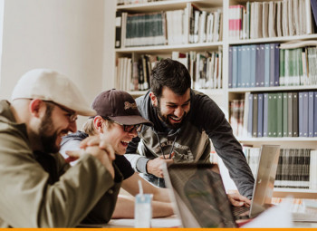 alunos estudando no primeiro dia de aula intercambio