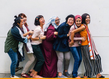 mulheres felizes juntas