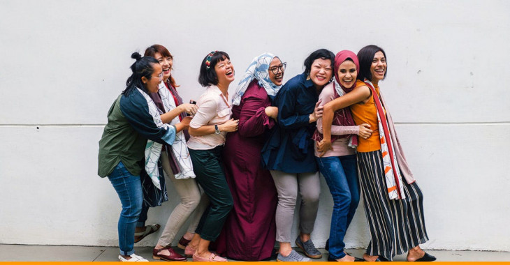 mulheres felizes juntas