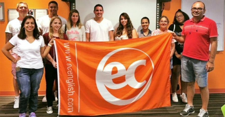 laila com colegas da escola