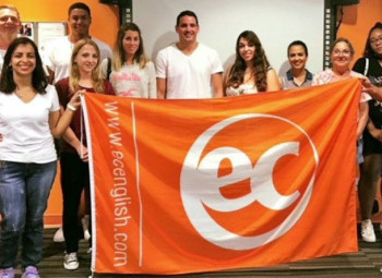 laila com colegas da escola