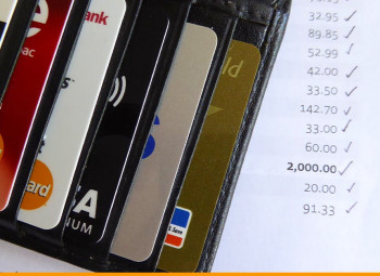 cartões de crédito e fatura ao lado